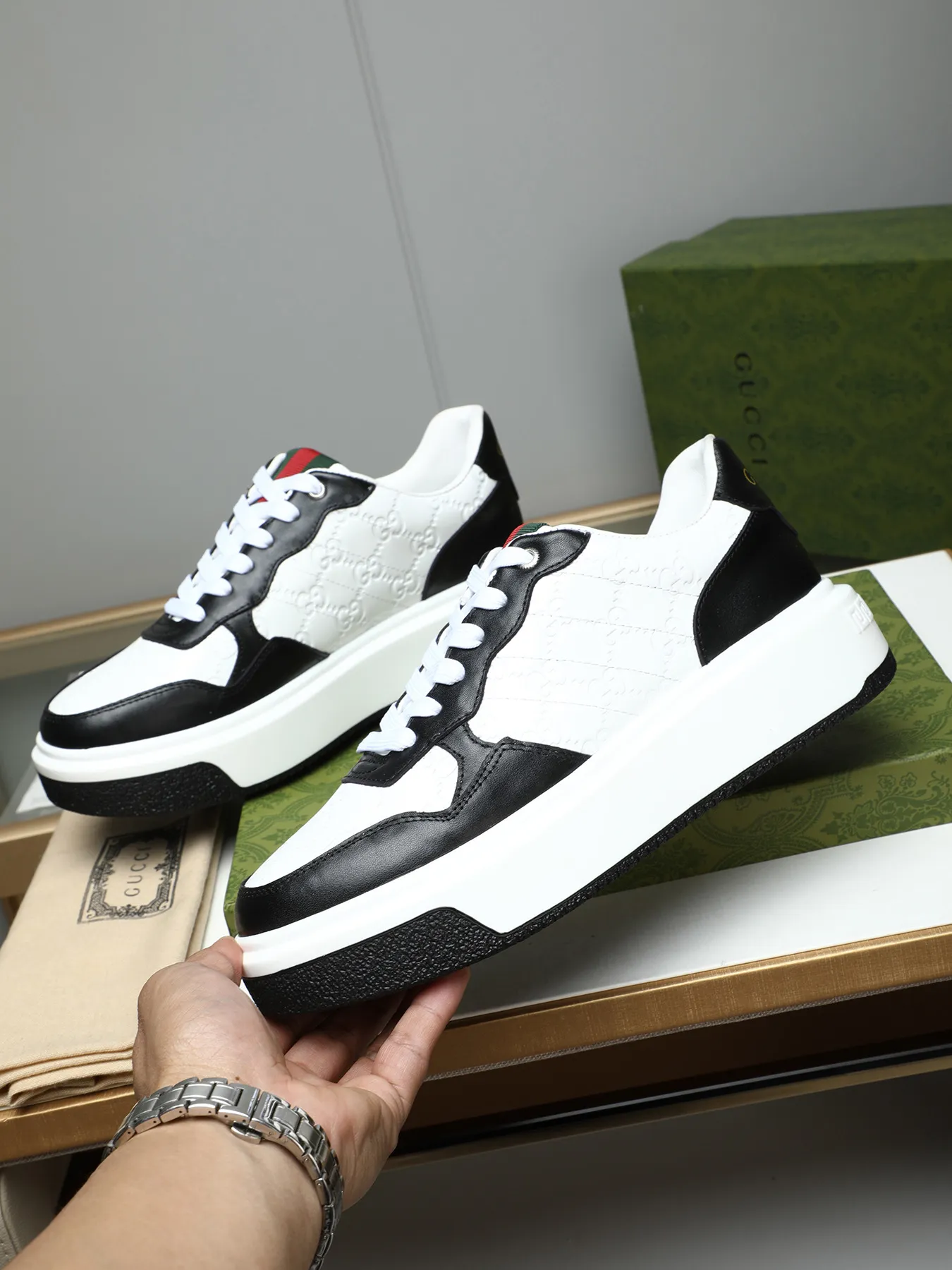 Men's shoes 💰480 New men's shoes GUCCI Fashion trend Made of first-layer calfskin ➕ washed sheep lining! The foot feels super comfortable and the workmanship is impeccable. Foam ultra-light outsole, size: 38-44 (45 customized) 4 colors to choose from!